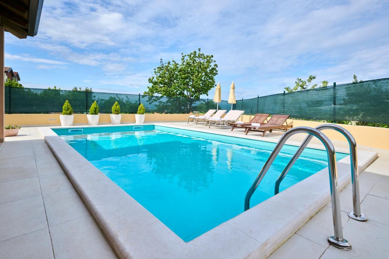 Aisha Apartment Бъртонигла Екстериор снимка
